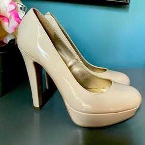 GUESS Nude Platform Pumps